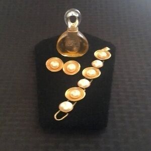 Pearl jewelry set. Gold tone with faux pearl.